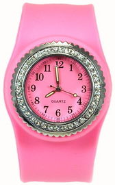 Gadis wanita pink Snap Slap Pada Silicone Wristband Watch dengan Kristal Set Bezel