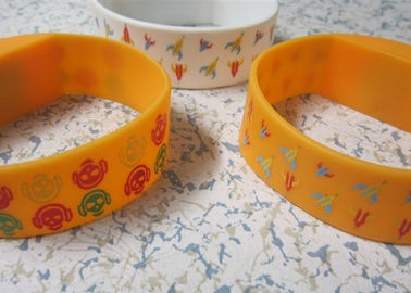 Yellow Silk Printed 2.25cm Silicone Olahraga Wristband Jam Lebar untuk Adverting Hadiah
