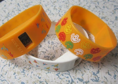Yellow Silk Printed 2.25cm Silicone Olahraga Wristband Jam Lebar untuk Adverting Hadiah