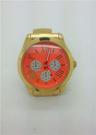 Lady Stainless menonton baja kuarsa