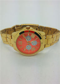 Lady Stainless menonton baja kuarsa